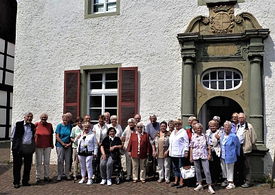 Senioren vor Pfarrkirche St. Bernhard in Kirchwelver